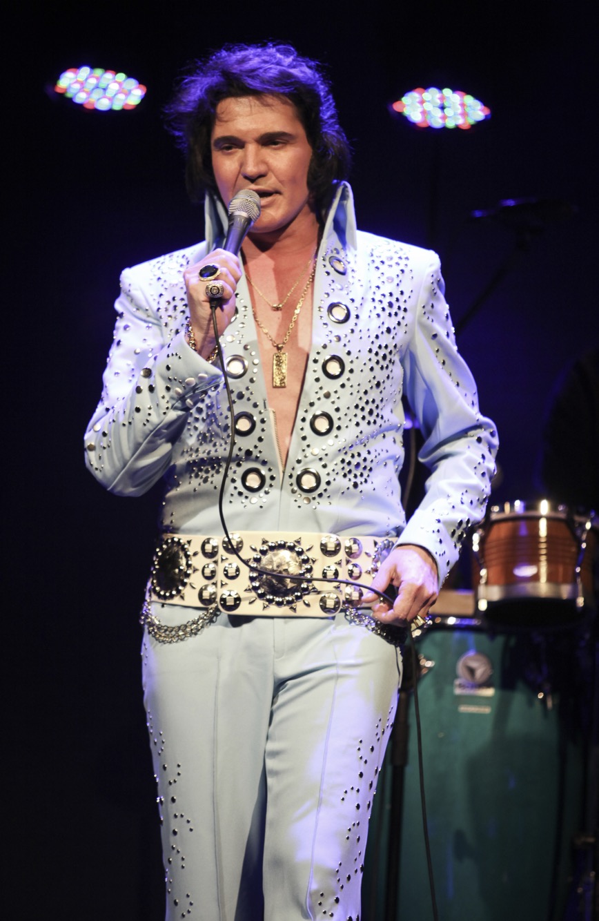 Edson Galhardi caracterizado como Elvis