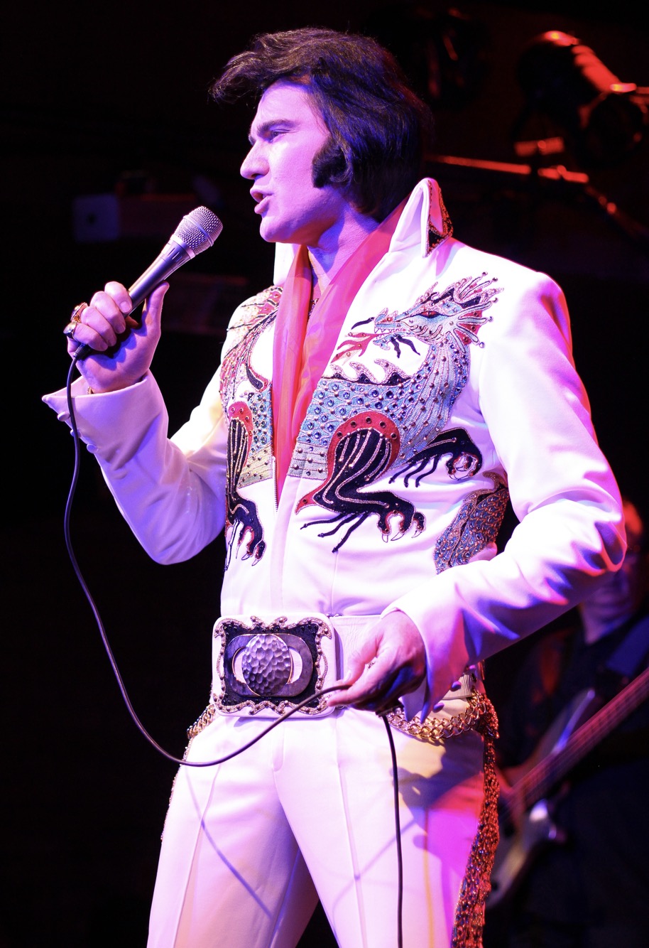 Edson Galhardi cantando ao microfone